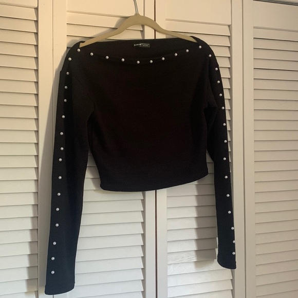 Black sweater w/ Pearl Details - Picture 1 of 2